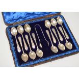 A CASED SET OF SILVER TEASPOONS & TONGS with decorative and monogrammed handles, Sheffield 1899, 5.