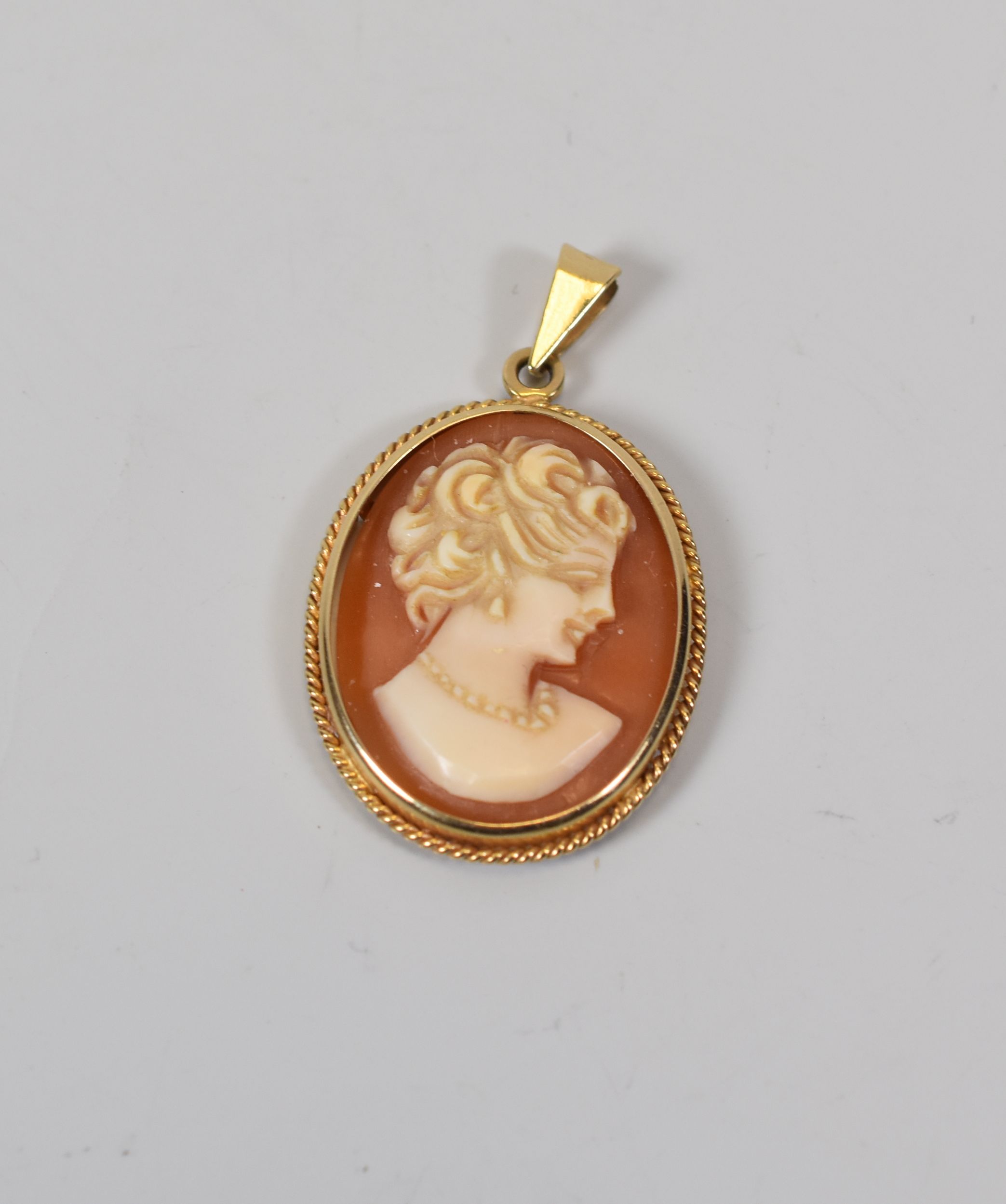 A 9CT GOLD MOUNTED OVAL CAMEO PENDANT