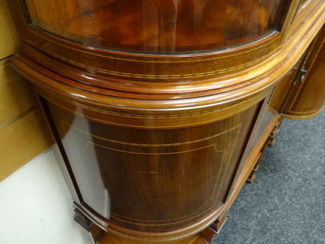 A FINE QUALITY INLAID MAHOGANY DISPLAY CABINET having a cupboard base raised over a platform and - Image 9 of 10