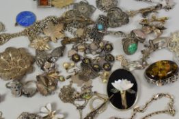 A PARCEL OF MIXED MAINLY SILVER JEWELLERY