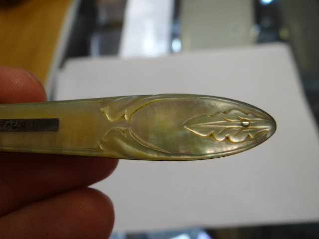 A GENT'S PARCEL comprising mother-of-pearl handled silver bladed fruit-knife, rolled-gold pocket - Image 5 of 6