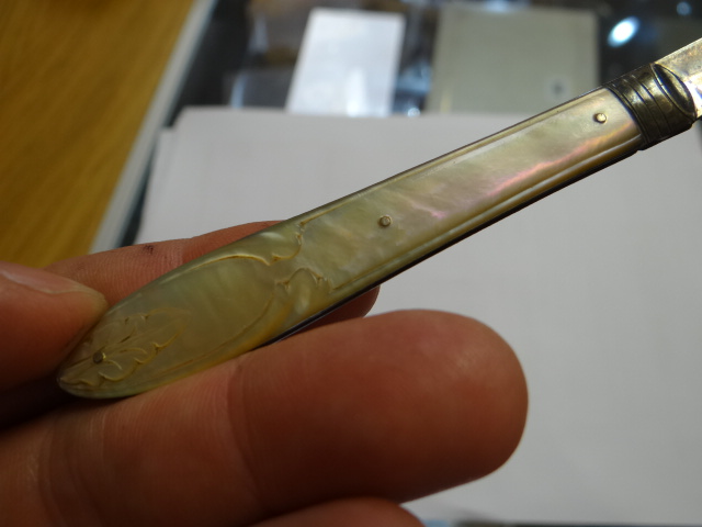 A GENT'S PARCEL comprising mother-of-pearl handled silver bladed fruit-knife, rolled-gold pocket - Image 3 of 6