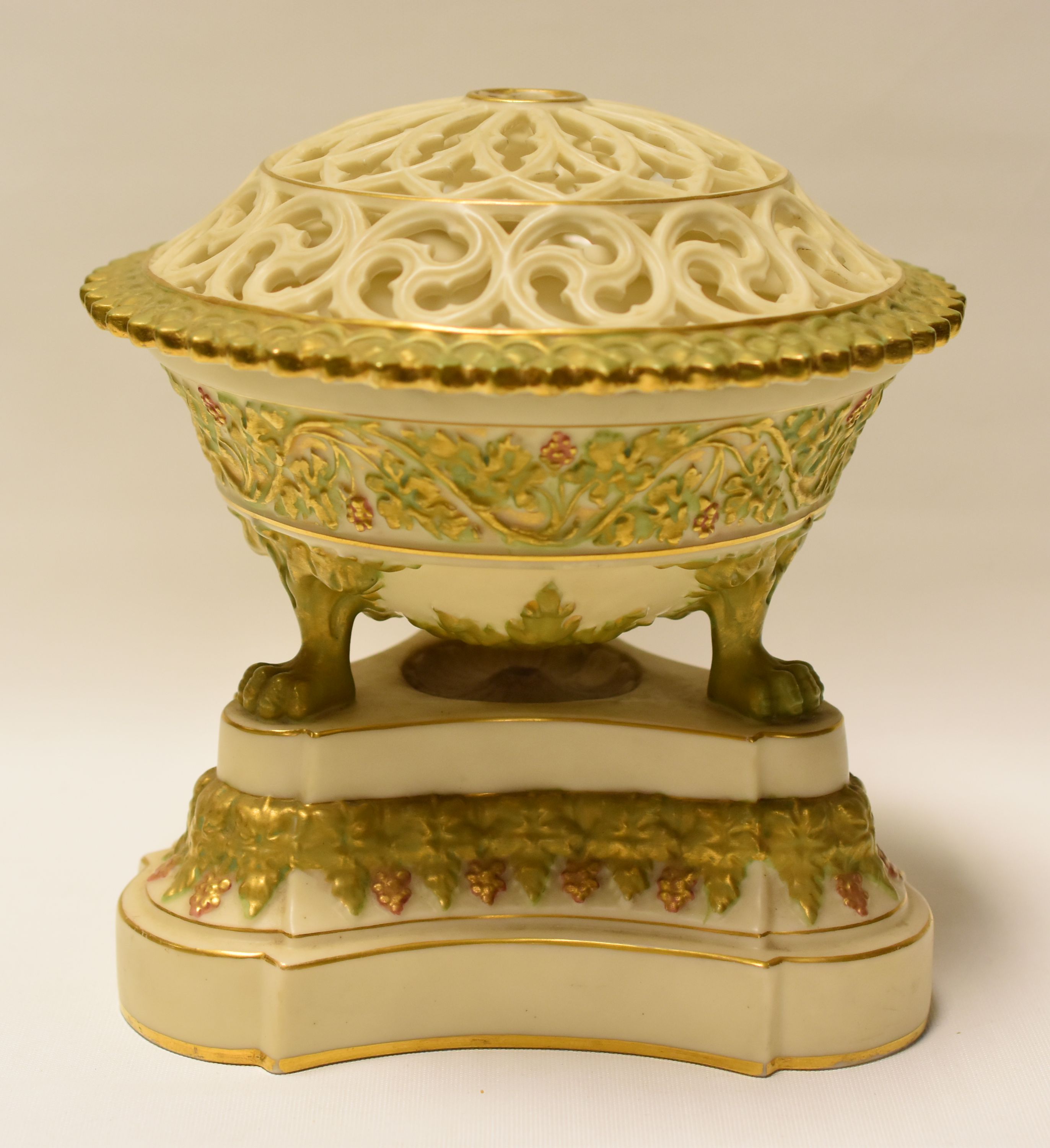 A ROYAL CHINA WORKS GRAINGER WORCESTER POT-POURRI & COVER raised on three claw feet over a shaped