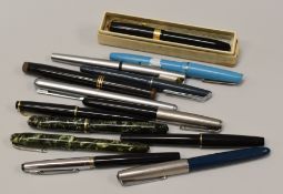 A PARCEL OF VINTAGE & OTHER FOUNTAIN PENS including mottled Conway Stewart, boxed Conway Stewart,