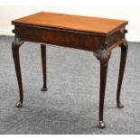 A GOOD TURN OF THE CENTURY MAHOGANY FOLDOVER CARD TABLE on carved shell and cabriole supports, 91cms