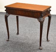 A GOOD TURN OF THE CENTURY MAHOGANY FOLDOVER CARD TABLE on carved shell and cabriole supports, 91cms