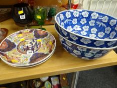 Three modern Imari plates and a pair of Oriental blue & white bowls