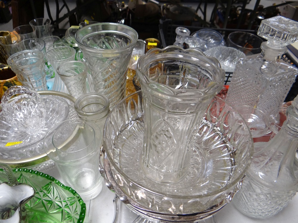 A quantity of mixed glassware