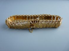 A NINE CARAT GOLD LINK BRACELET, each link of etched leaves and with double outer connecting