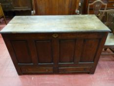 AN ANTIQUE OAK LIDDED COFFER, the twin plank moulded edge lift-off top over four front chamfered