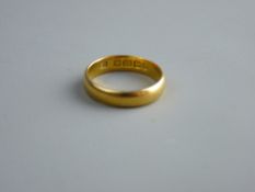 A TWENTY TWO CARAT GOLD WEDDING BAND, 4 grms