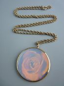 A NINE CARAT GOLD MUFF CHAIN, approximately 6 grms with a rose tinted circular glass pendant