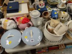 Parcel of various tea ware including teapots, covered serving dishes, flan dishes, Royal