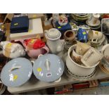 Parcel of various tea ware including teapots, covered serving dishes, flan dishes, Royal