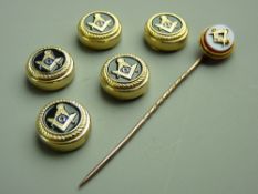 A YELLOW METAL, BELIEVED GOLD STICK PIN with oval agate and Masonic set square and compass and