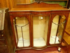 AN EARLY 20th CENTURY MAHOGANY DISPLAY CABINET with shaped top rail and rope edge moulding over a