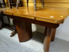 Mahogany veneered Art Deco-style extending dining table
