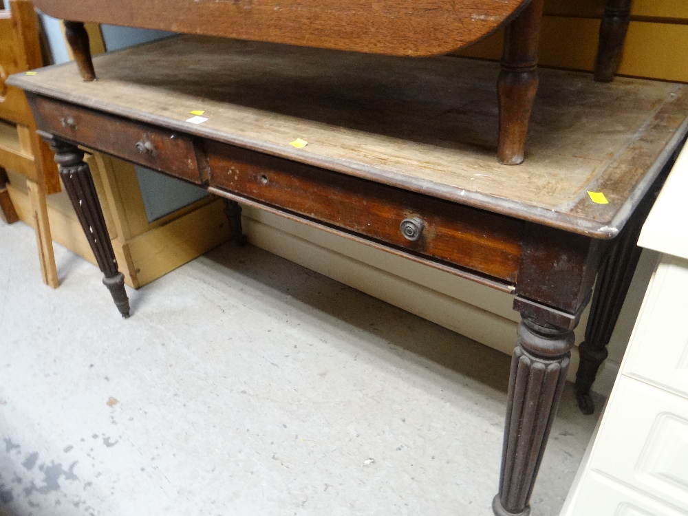 A two-drawer antique table on reeded supports (distressed)