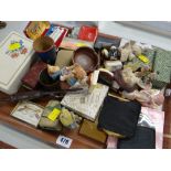A tray of mixed collectables including compacts etc