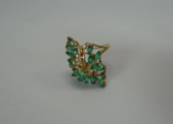 A 9CT YELLOW GOLD, EMERALD & DIAMOND FLORAL DRESS RING