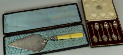 A CASED EPNS PRESENTATION TROWEL & A CASED SET OF SILVER TEA-SPOONS