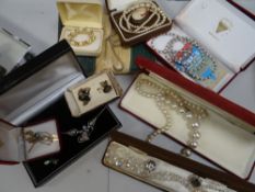 Quantity of mixed costume jewellery