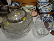 Quantity of glassware including large fruit bowls