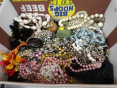 Quantity of mixed costume jewellery