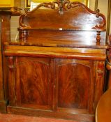 A VICTORIAN MAHOGANY CHIFFONIER with a shelved and scrolled back and one long base drawer with two