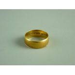 AN EIGHTEEN CARAT GOLD WIDE WEDDING BAND, 6.5 grms