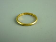 A NARROW TWENTY TWO CARAT GOLD WEDDING BAND, 2.5 grms