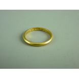 A NARROW TWENTY TWO CARAT GOLD WEDDING BAND, 2.5 grms