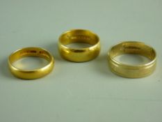 A NINE CARAT GOLD WIDE WEDDING BAND with lined decoration, 3.2 grms, a twenty two carat gold wide