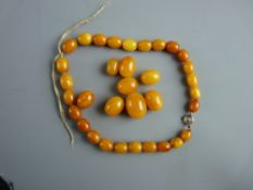 A QUANTITY OF AMBER COLOURED BEADS, 21 grms gross