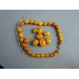 A QUANTITY OF AMBER COLOURED BEADS, 21 grms gross