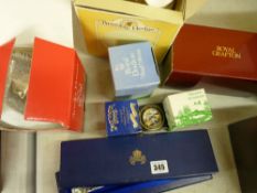 A small parcel of boxed china items & a boxed Aynsley china cake knife