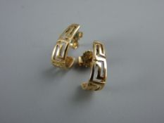 A PAIR OF NINE CARAT GOLD CELTIC STYLE EARRINGS, 1.9 grms