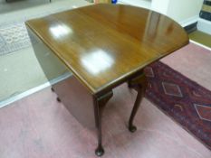 AN EARLY 20th CENTURY MAHOGANY DROP LEAF OVAL TOPPED DINING TABLE, with cabriole supports and pad