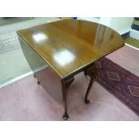 AN EARLY 20th CENTURY MAHOGANY DROP LEAF OVAL TOPPED DINING TABLE, with cabriole supports and pad