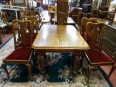 AN EXCELLENT QUALITY LATE EDWARDIAN OAK & CROSSBANDED OBLONG WIND-OUT DINING TABLE on four