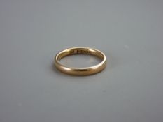 A NINE CARAT GOLD NARROW WEDDING BAND, 2.5 grms