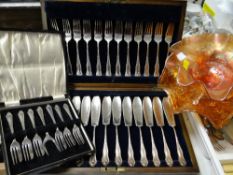 A cased set of tea forks & a cased set of fish knives & two items of carnival glass