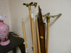 Parcel of pool/snooker cues and rests