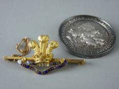 A FIFTEEN CARAT GOLD ROYAL WELCH REGIMENT SWEETHEART BROOCH, engraved to the back 'May Ellis',