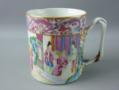AN EARLY 19th CENTURY FAMILLE ROSE MUG, having a wide dragon decorated band to the top with eight