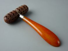 A CASED GESICHTS PUNKT-ROLLER VINTAGE MASSAGER with bright phenol formaldehyde handle, the case