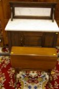 AN EDWARDIAN MARBLE TOPPED WASHSTAND with splashback and a mahogany twin flap swivel top