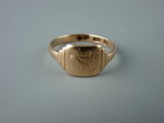 A NINE CARAT GOLD GENT'S SIGNET RING, 3.5 grms