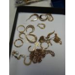 Various items of jewellery in yellow gold including a 9ct cable chain