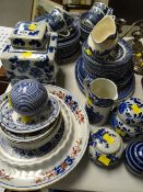 A parcel of various blue & white tea & dinnerware in willow pattern together with similar ginger